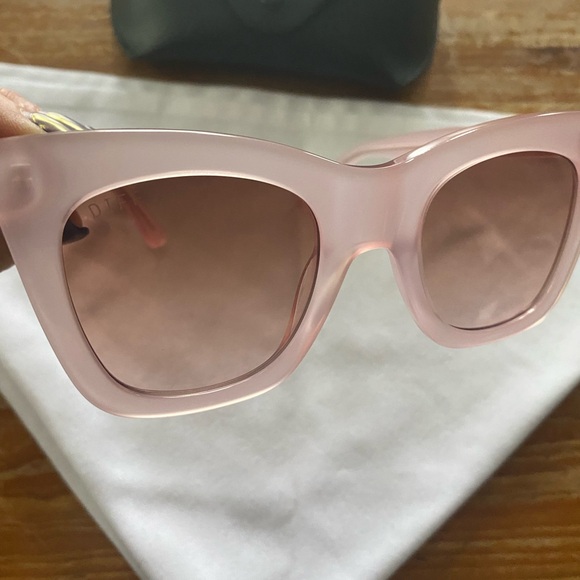 Sunnies! Brand new polarized Diff Kaia in light pink. Box, case, cleaning cloth - Picture 3 of 5
